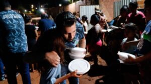 Vereador Fábio Rocha Realiza Ação Social com Doação de Marmitas no Bosque da Saúde