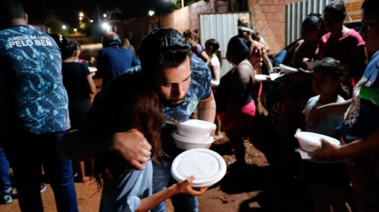 Vereador Fábio Rocha Realiza Ação Social com Doação de Marmitas no Bosque da Saúde