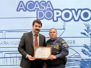 Vereador Flávio Cabo Almi homenageia profissionais da GCM e líder comunitário