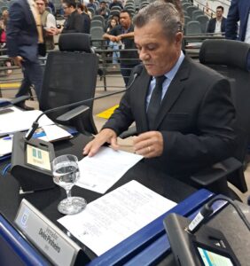 Vereador solicita agilidade nos serviços de tapa-buracos nas vias mais movimentadas da cidade