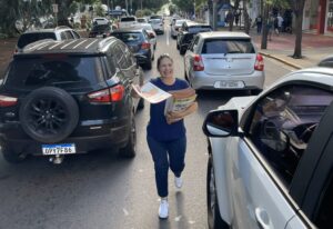 Vereadora Luiza inicia prestação de contas do mandato 2025 com entrega de jornal informativo à população