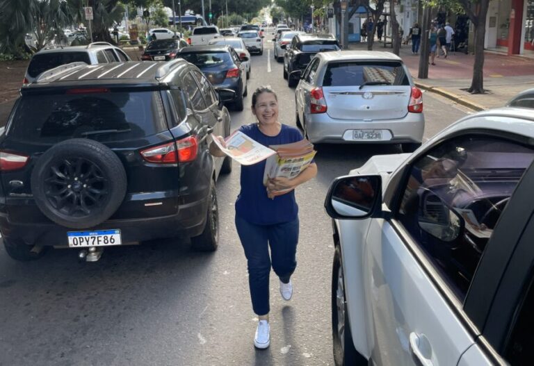 Vereadora Luiza inicia prestação de contas do mandato 2025 com entrega de jornal informativo à população