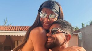 Viviane Araujo mostra abdômen trincado em fotos com o marido