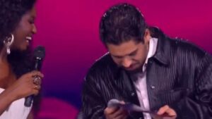 Zé Felipe se atrapalha em premiação e repercute: "Não sabe ler?"