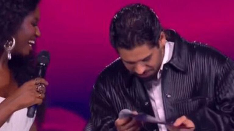 Zé Felipe se atrapalha em premiação e repercute: "Não sabe ler?"