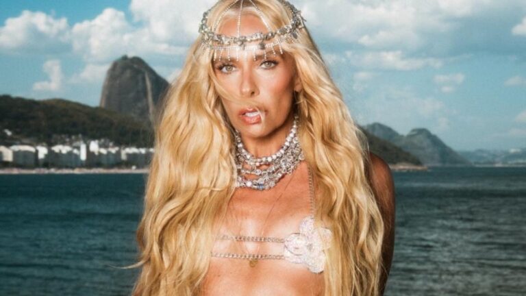 Adriane Galisteu mostra abdômen trincado em clima de folia; veja