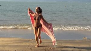 Ana Paula Padrão posa de biquíni e faz reflexão sobre ansiedade