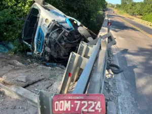 Caminhão-guincho despenca de ponte na BR-163 e deixa motorista ferido em Coxim