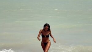 De biquíni, Taís Araujo comemora fim de ano ao lado de marido