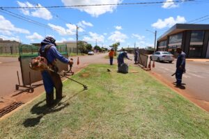 Força-tarefa da Prefeitura intensifica roçada e limpeza em postos de saúde, praças e canteiros
