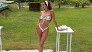 Patrícia Poeta elege biquíni de bolinha para férias do "Encontro"