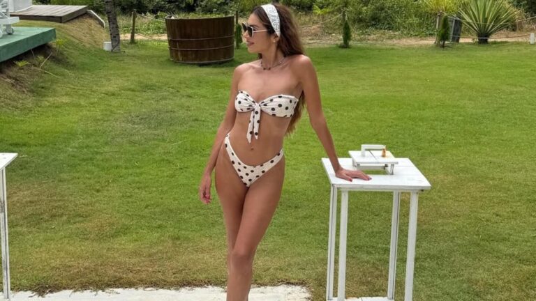 Patrícia Poeta elege biquíni de bolinha para férias do "Encontro"