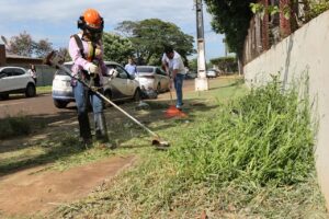Prefeitura intensifica roçada e limpeza de áreas públicas em Dourados no início do ano