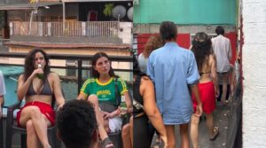 Rosalía realizou passeio turístico na favela da Rocinha (RJ) Redes sociais