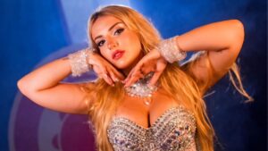 Sarah Estanislau celebra réveillon com festa em Florianópolis