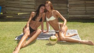 Sasha posa de biquíni com Bruna Marquezine em viagem por Alagoas