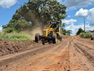 Secretaria de Obras realiza manutenção em estrada da região dos Quatis, em Pedro Gomes